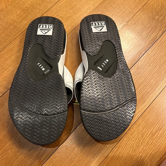 REEF men’s Fanning Low Flip Flop Sandals With Bottle Opener